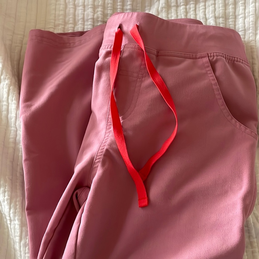 Figs chalk pink size small pants